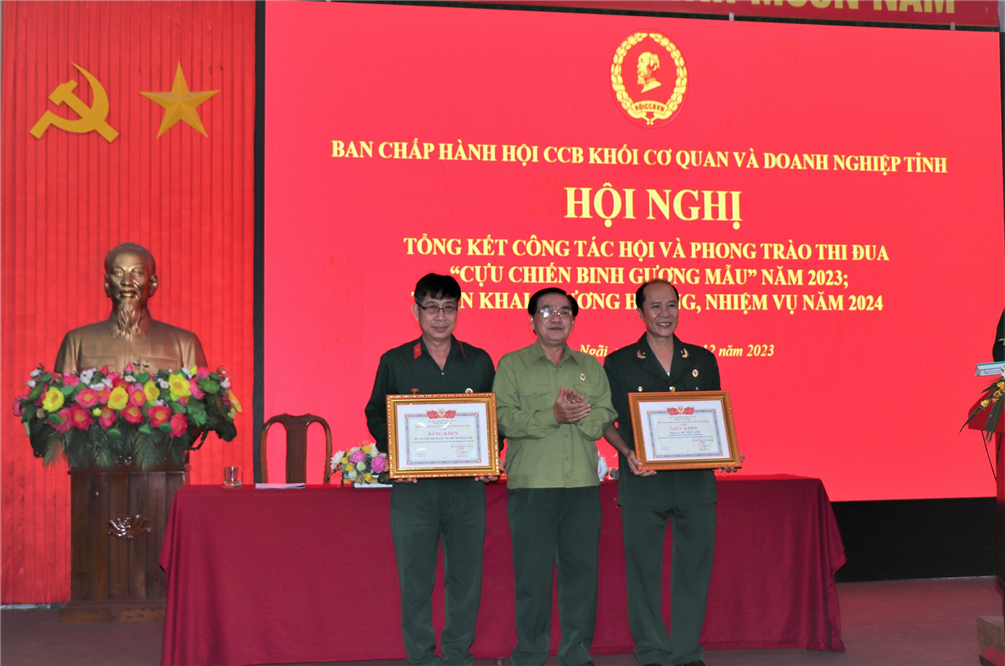 Thường vụ Hội CCB tỉnh tặng Bằng khen cho Hội CCB KBNN tỉnh & cá nhân đồng chí Đỗ Việt Anh