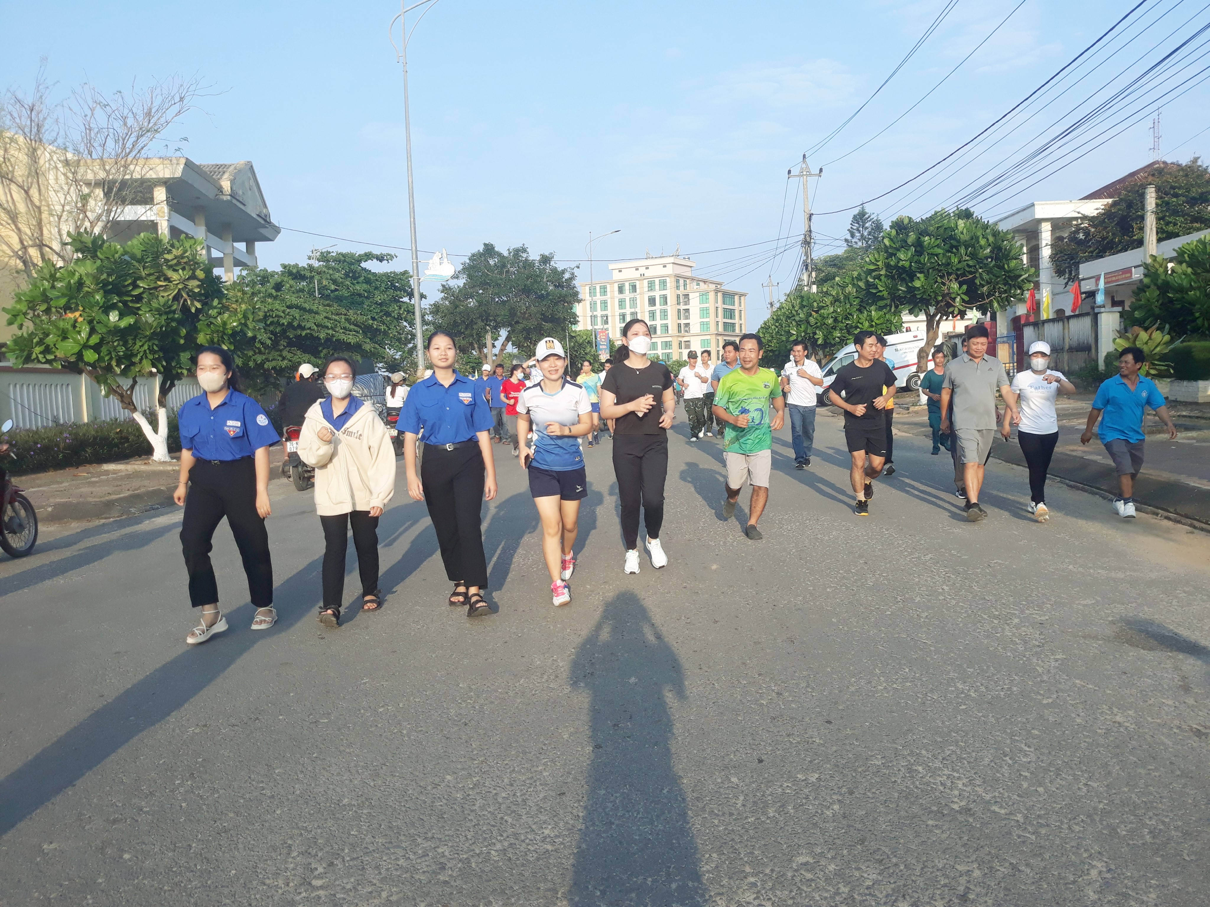 Công chức KBNN Lý Sơn cùng các lực lượng tham gia chạy “Ngày chạy Olympic vì sức khỏe toàn dân”.